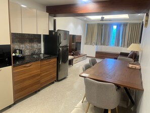 Suíte superior, vista para a cidade | Opções para refeição no quarto