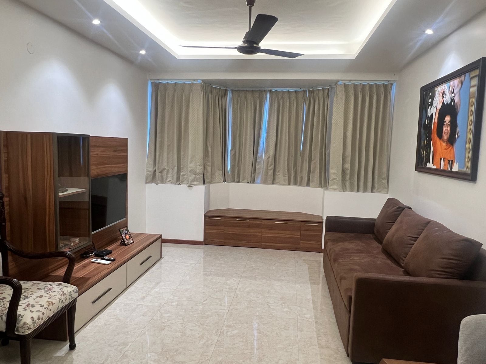 Superior Suite, City View | Living area | 32-inch Smart TV with cable channels