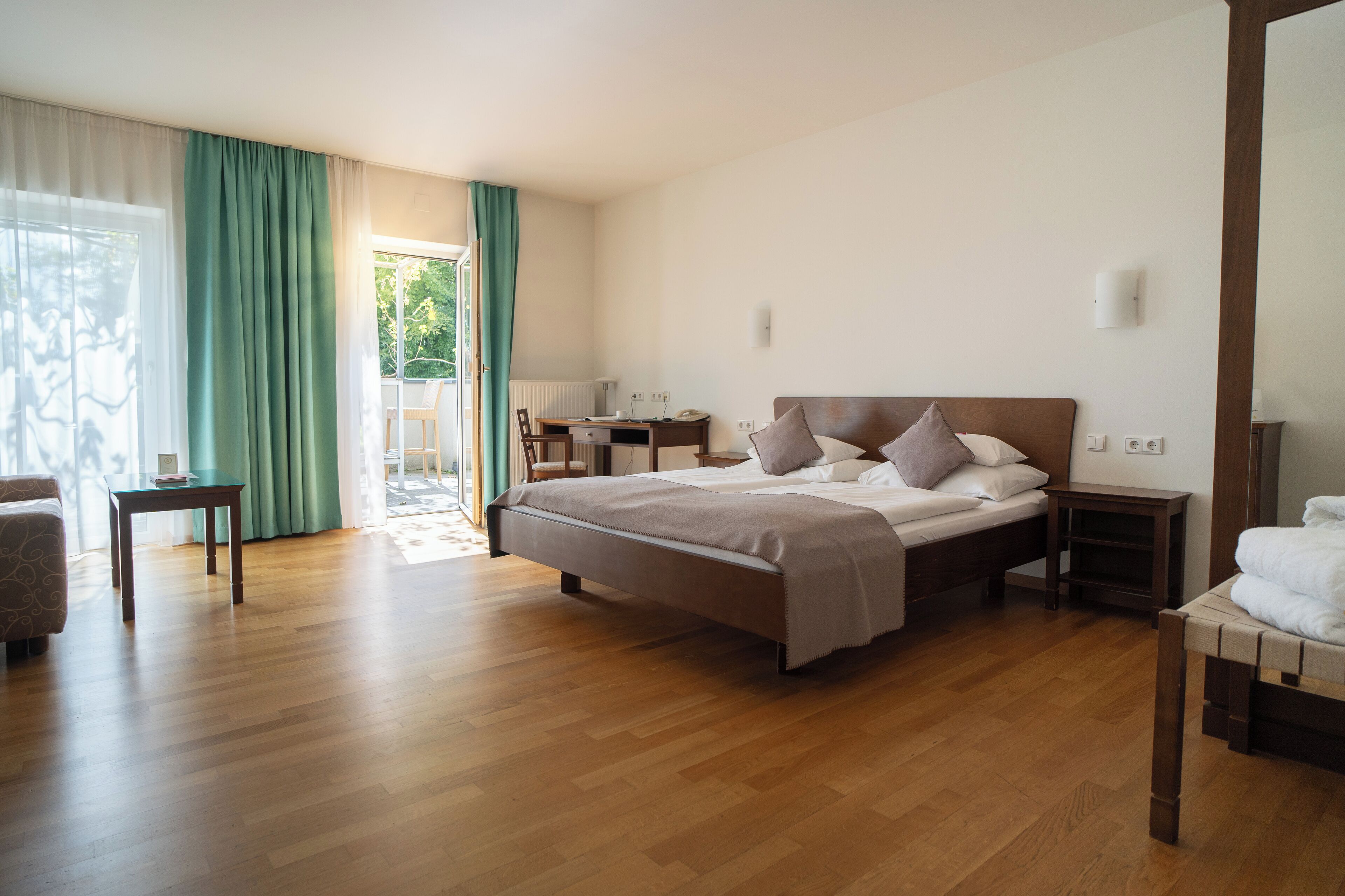 Dobbeltrom – comfort | Minibar, safe på rommet, skrivebord og skrivebord for bærbar PC