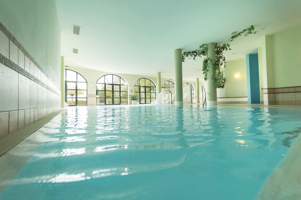 Innenpool, geöffnet von 07:00 Uhr bis 21:00 Uhr, Liegestühle