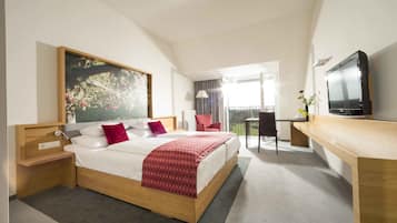 Deluxe Double Room | Minibar, in-room safe, desk, laptop workspace