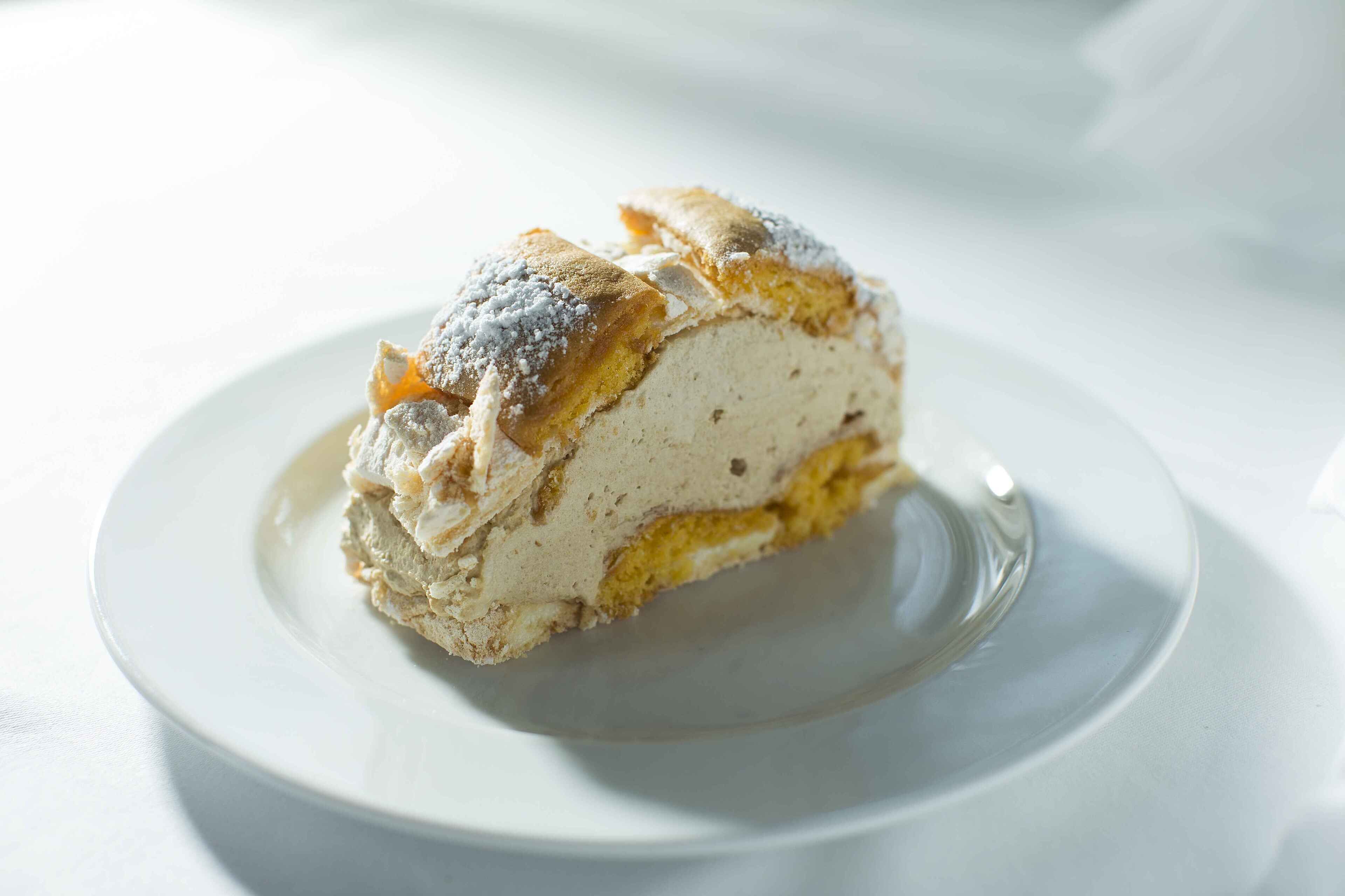 Ein Stück Kuchen auf einem weißen Teller.