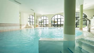 Kolam renang indoor, dengan kursi berjemur