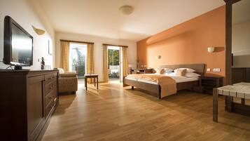 Phòng đôi phong cách cổ điển | Minibar, két bảo mật tại phòng, bàn