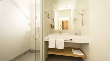 Deluxe-Doppelzimmer | Badezimmer | Dusche, kostenlose Toilettenartikel, Haartrockner, Bademäntel
