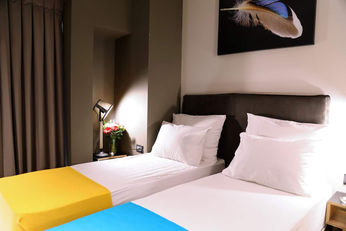 Quarto casal luxo, sacada | Roupas de cama premium, cofres nos quartos, escrivaninha