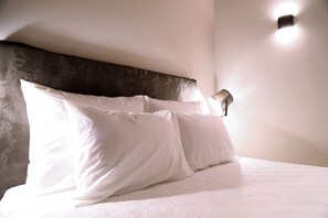 Quarto casal ou duplo superior, sacada | Roupas de cama premium, cofres nos quartos, escrivaninha