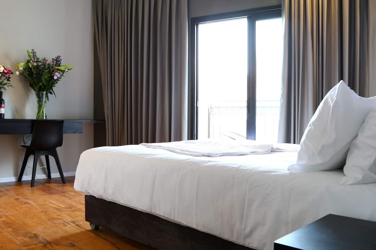 Quarto casal ou duplo superior, sacada | Roupas de cama premium, cofres nos quartos, escrivaninha
