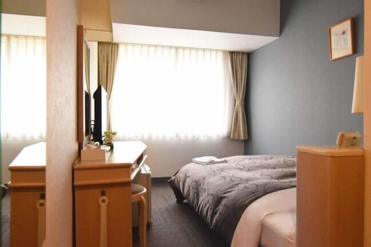 Bureau, fer et planche Ă repasser, Wi-Fi gratuit, draps fournis