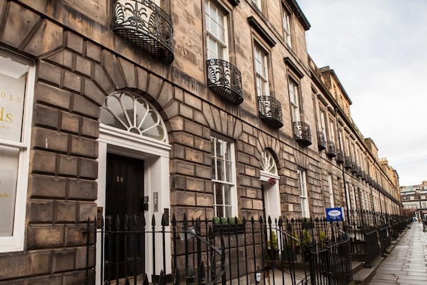 Exterior - Sophisticated Edinburgh Apartment in City Centre (Edinburgh)
