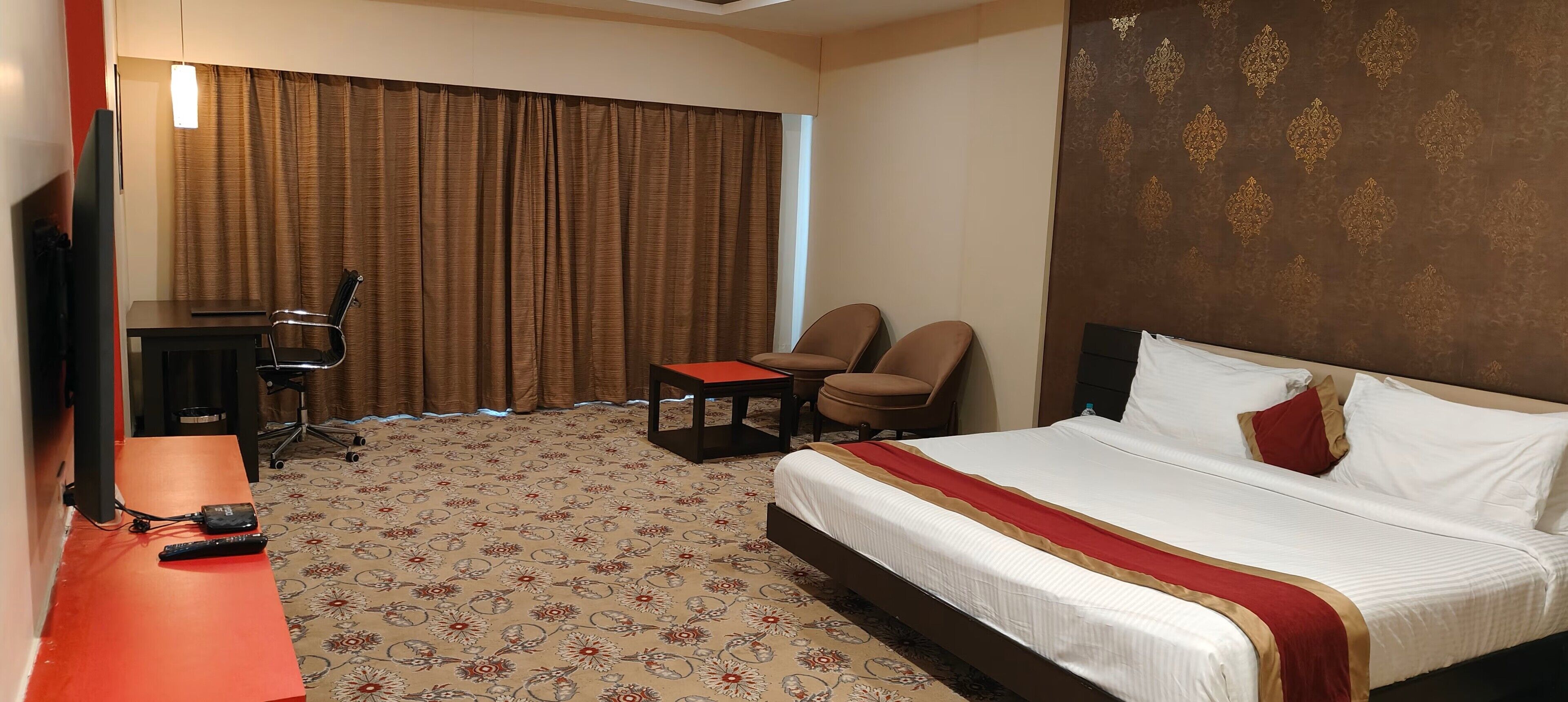 Deluxe King Room | Minibar, in-room safe, desk, soundproofing