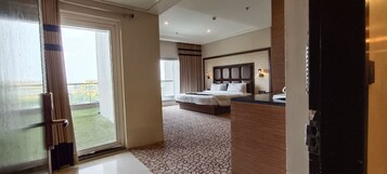 Club Room | Minibar, in-room safe, desk, soundproofing