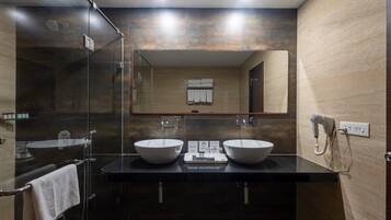 Family King Room | Bathroom | Shower, free toiletries