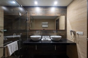 Family King Room | Bathroom | Shower, free toiletries - Anjushree - Ujjain (Ujjain)