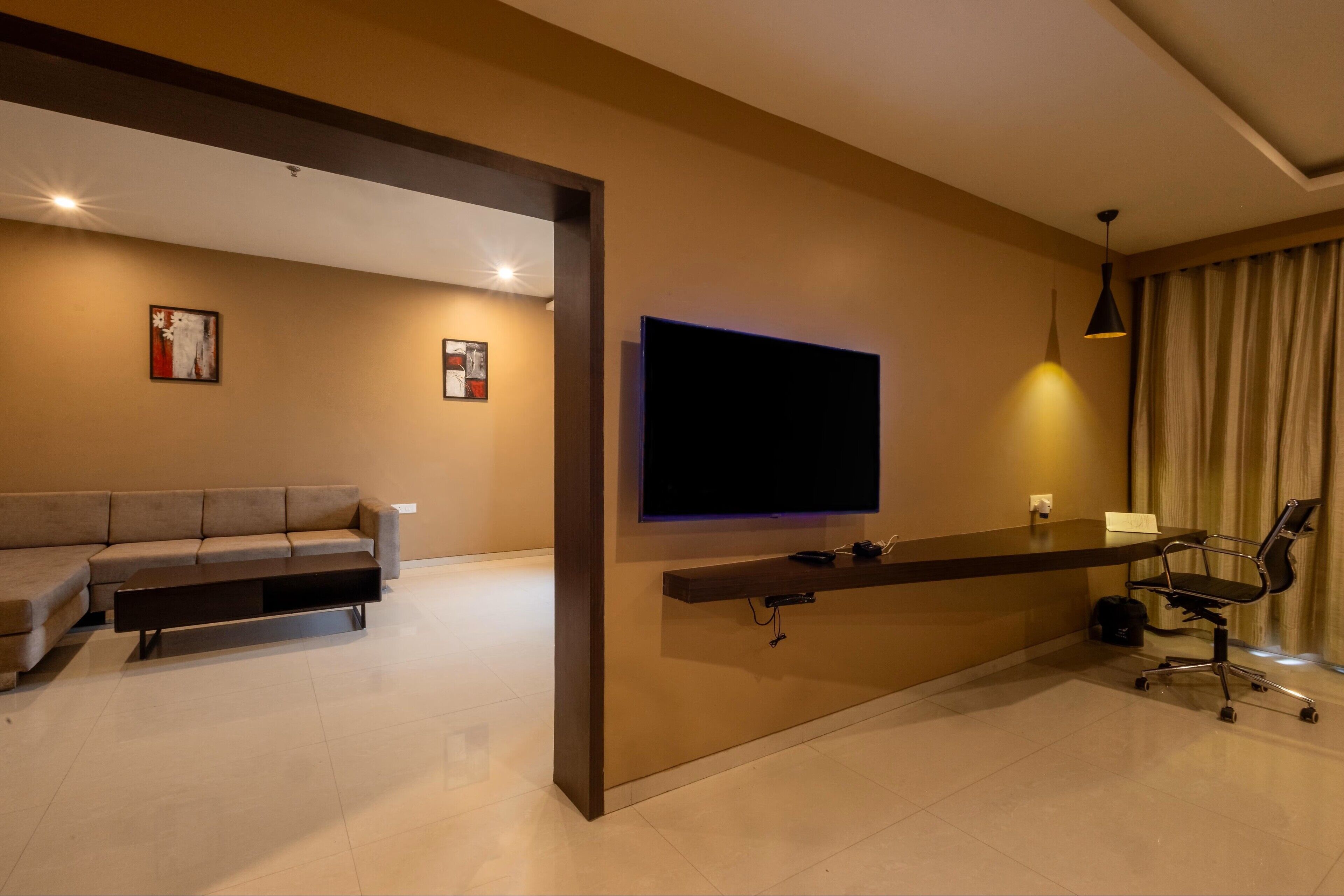 Junior Suite | Minibar, in-room safe, desk, soundproofing
