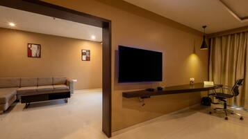Junior Suite | Minibar, in-room safe, desk, soundproofing