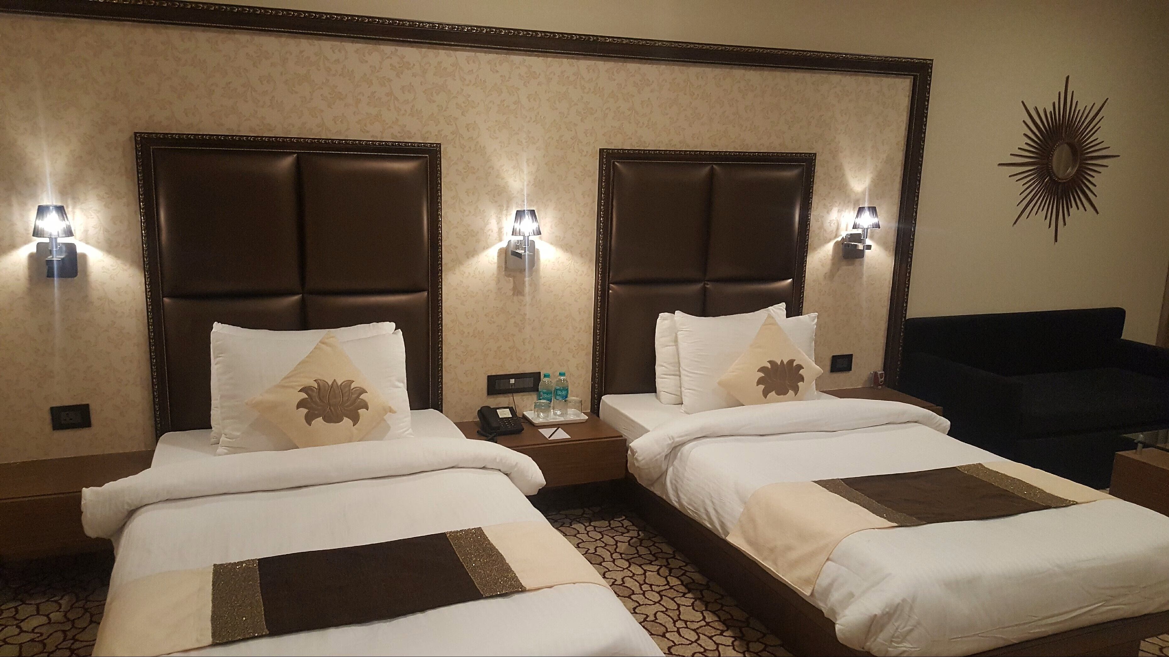 Club Room | Minibar, in-room safe, desk, soundproofing