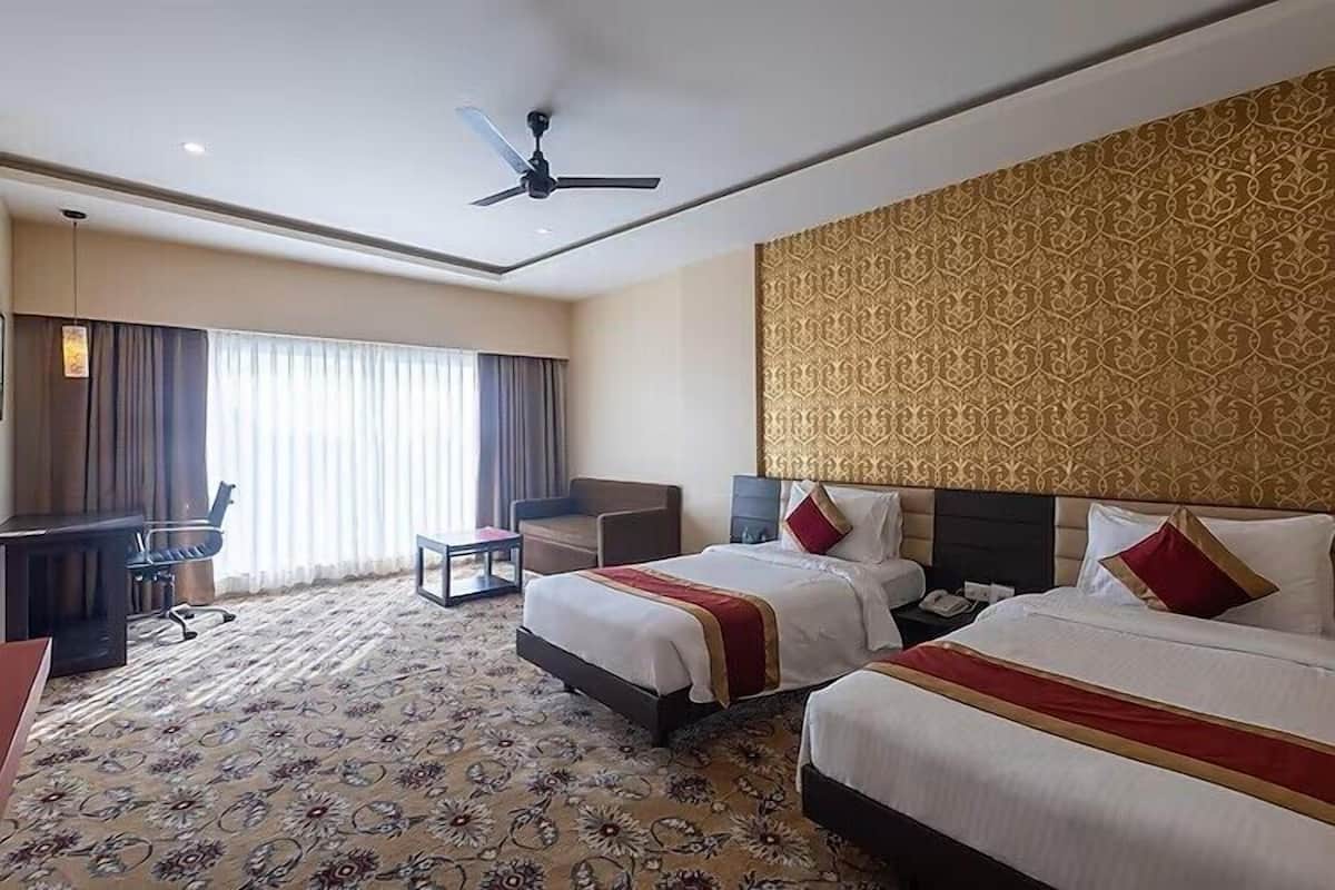 Deluxe Twin Room | Minibar, in-room safe, desk, soundproofing