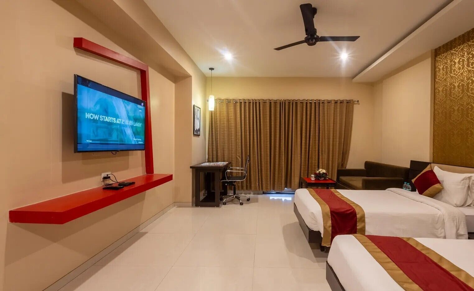 Deluxe Twin Room | Minibar, in-room safe, desk, soundproofing