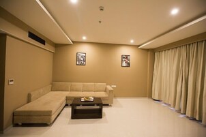 Junior Suite | Minibar, in-room safe, desk, soundproofing