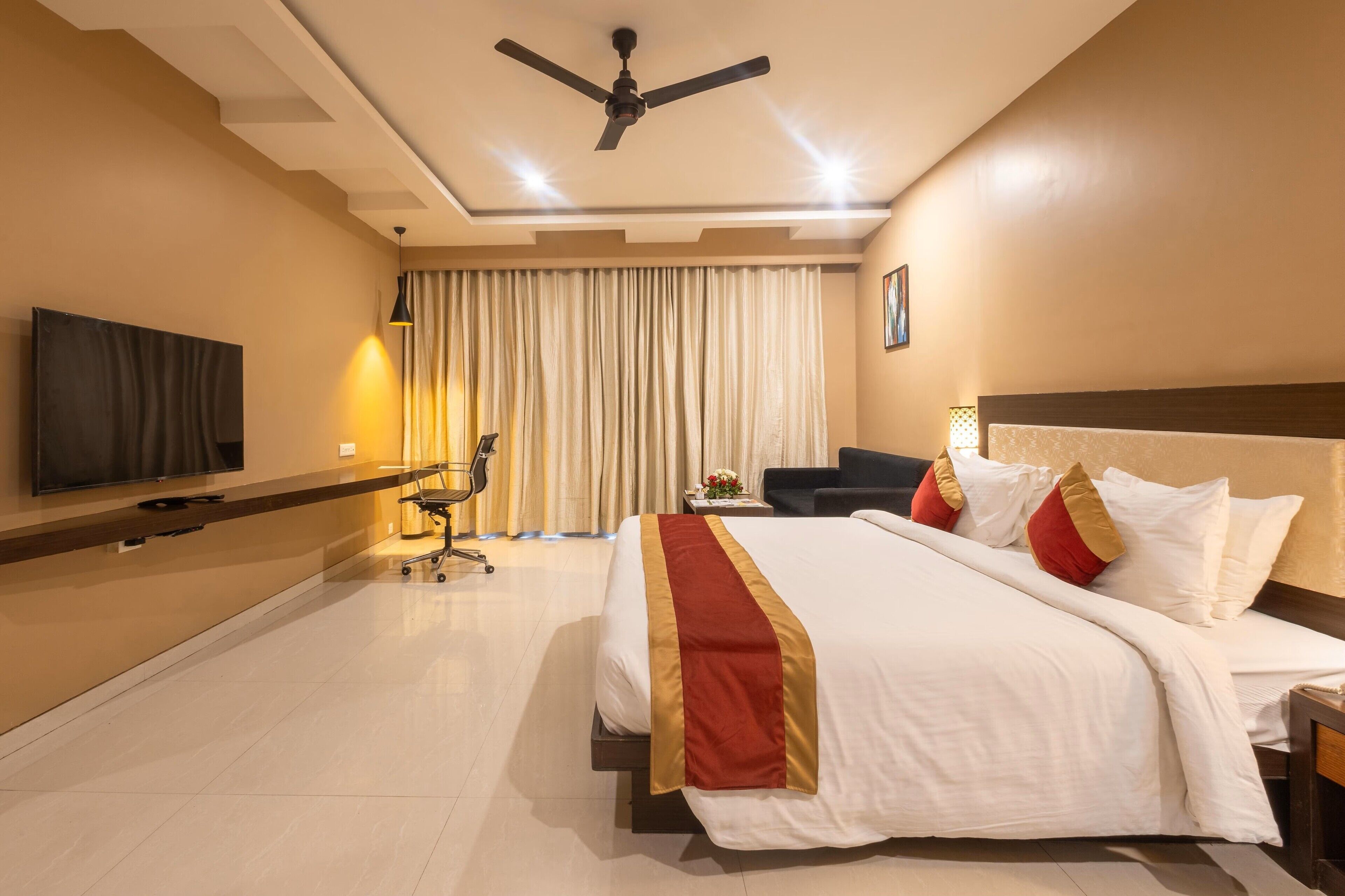 Executive King Room | Minibar, in-room safe, desk, soundproofing