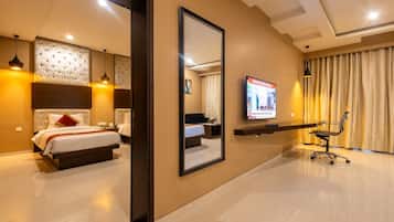 Executive Twin Room | Minibar, in-room safe, desk, soundproofing