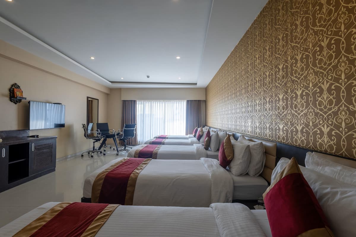 Quarto família, 1 quarto, vista para a cidade | Frigobar, cofres nos quartos, escrivaninha, quartos à prova de som