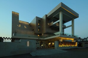 Fachada da propriedade à noite