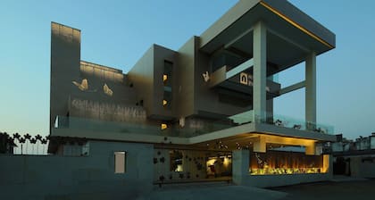 Inderlok Hotel