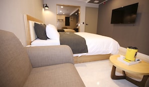 デラックス ダブルルーム | デスク、ノートパソコン用作業スペース、防音設備、WiFi (無料)