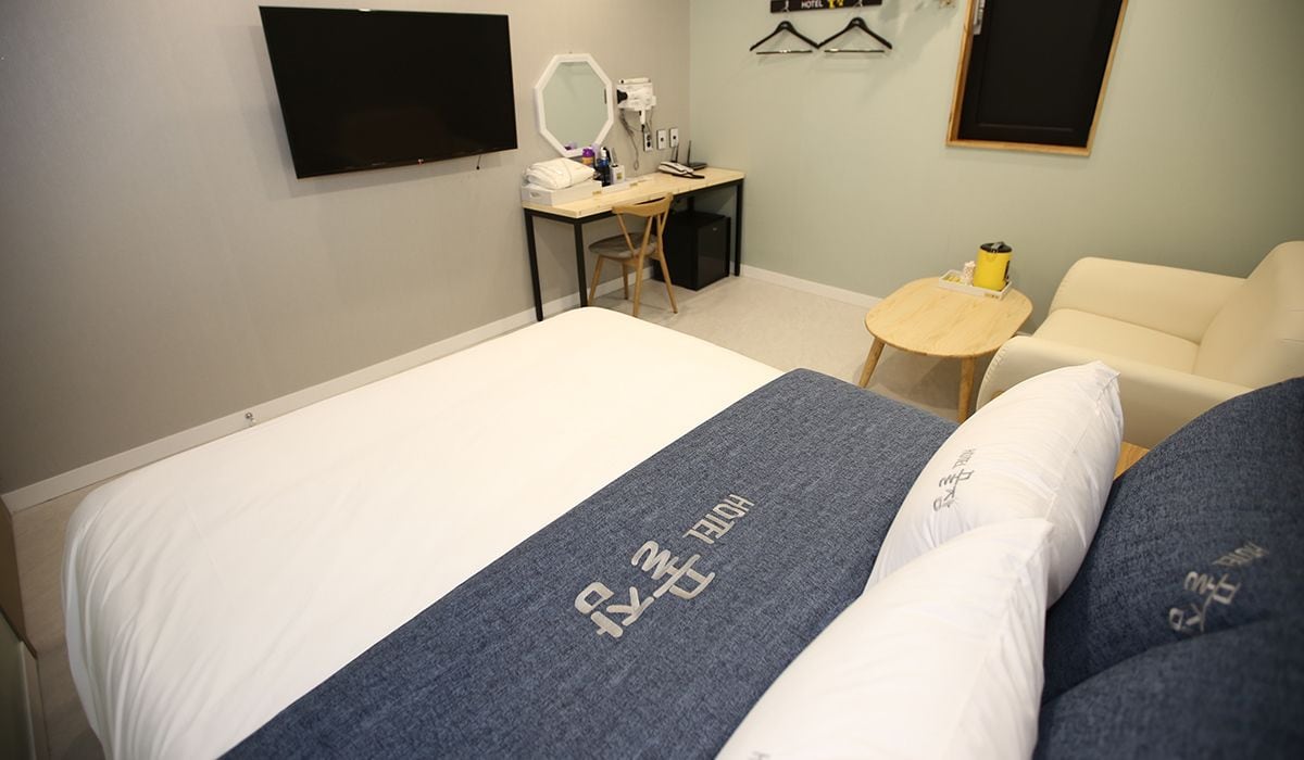 standard double room | desk, laptop workspace, soundproofing, free wifi