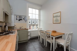 Appartement, 2 chambres | Cuisine privée | Réfrigérateur grande capacité avec congélateur, four à micro-ondes