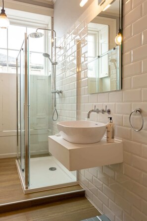 Apartment, 2 Bedrooms | Bathroom | Separate tub and shower, hair dryer, towels, soap