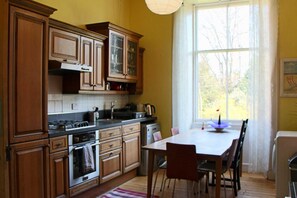 Apartment, 2 Bedrooms | Private kitchen | Full-size fridge, microwave, oven, stovetop - Classic Edinburgh Flat in the Heart of Morningside (Edinburgh)