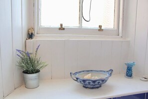 Apartment, 2 Bedrooms | Bathroom | Separate tub and shower, free toiletries, towels, soap - Classic Edinburgh Flat in the Heart of Morningside (Edinburgh)