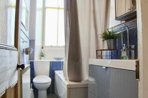 Apartment, 2 Bedrooms | Bathroom | Separate tub and shower, free toiletries, towels, soap - Classic Edinburgh Flat in the Heart of Morningside (Edinburgh)