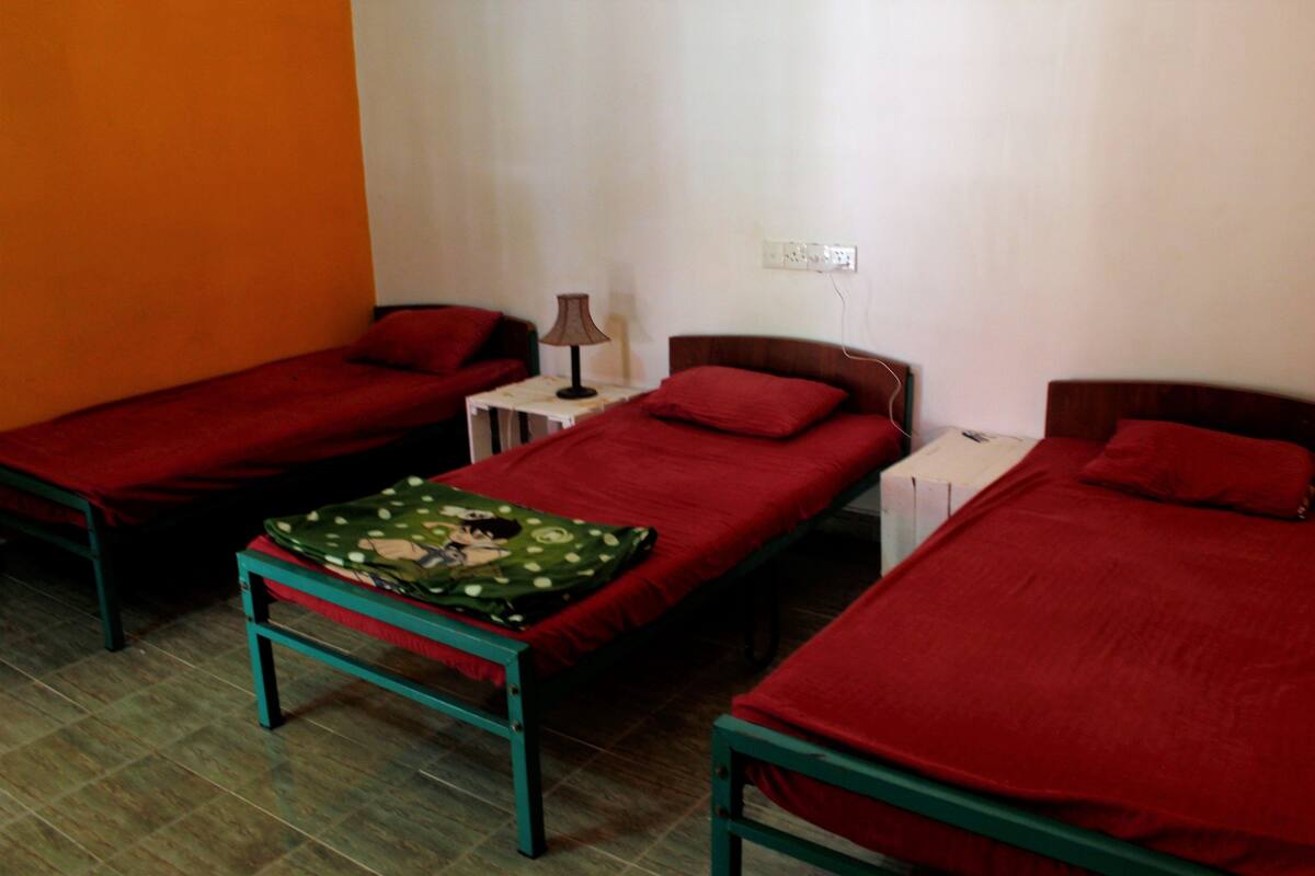 Classic Triple Room, 3 Twin Beds | 1 bedroom, iron/ironing board, free WiFi, bed sheets
