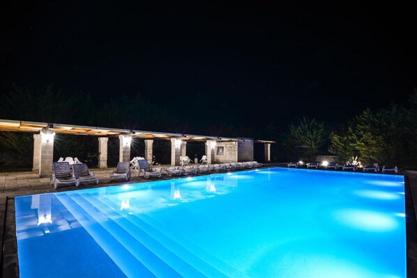 Außenpool, geöffnet von 10:00 Uhr bis 19:00 Uhr, Liegestühle