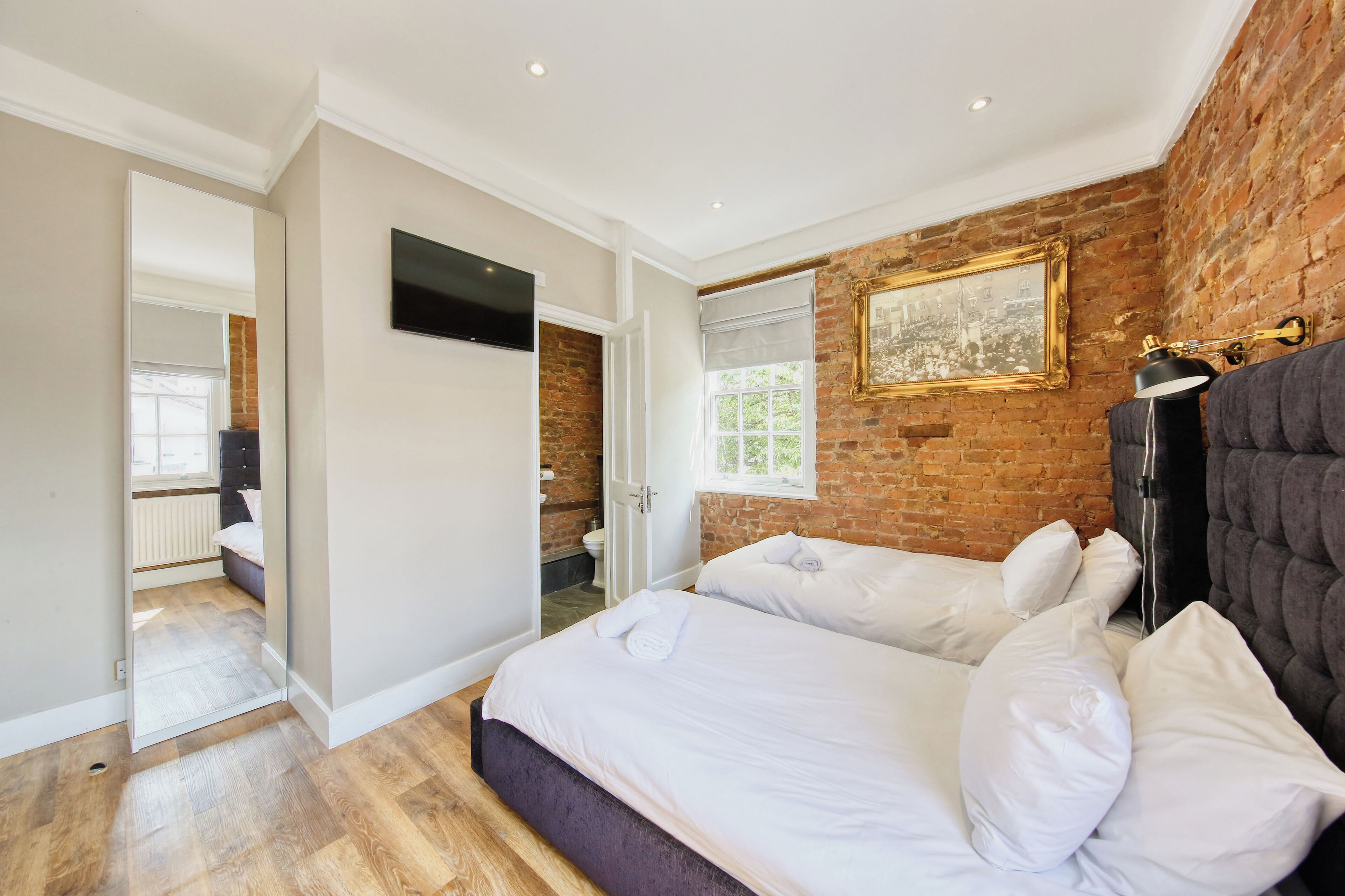 Phòng 2 giường đơn có thiết kế đặc sắc | 4 phòng ngủ, bộ đồ giường cao cấp, chăn bông, trang trí khác biệt 