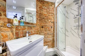 Comfort Room, 1 King Bed | Bathroom | Shower, rainfall showerhead, free toiletries, hair dryer - The Foresters Arms (Kingston Upon Thames)