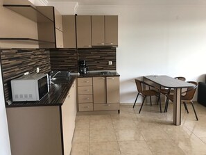 Familie appartement, 1 slaapkamer, keuken, aan het strand | Privékeuken | Een koelkast, een microgolfoven, een oven, een kookplaat