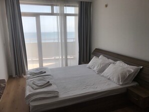 Familieleilighet, 1 soverom, kjøkken, ved strandkanten | 1 soverom, strykejern/-brett, barnesenger og wi-fi (inkludert)