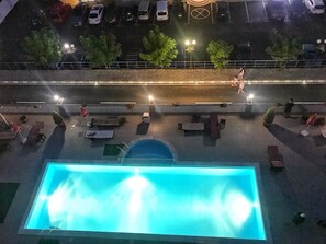 Sesongbasert utendørsbasseng, bassengparasoller og solsenger