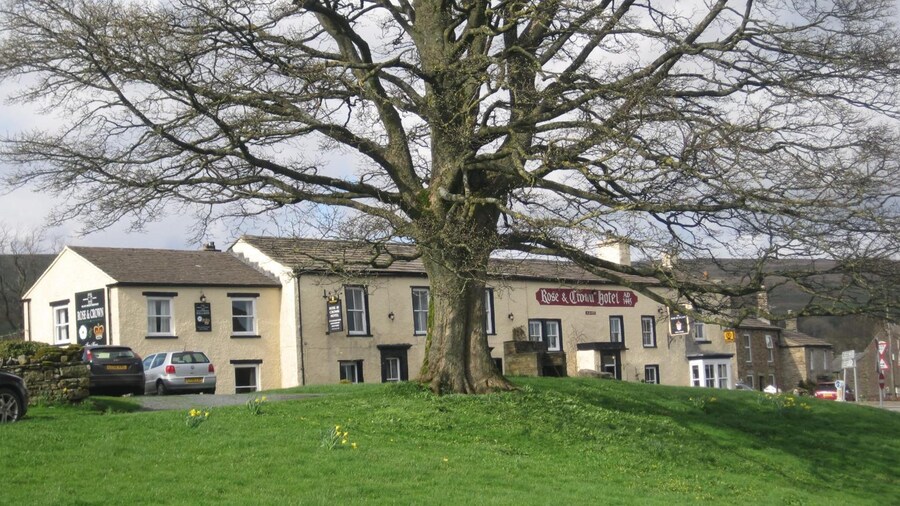 OYO Rose & Crown Hotel