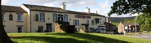 A traditional building with a sign reading "Rose & Crown Hotel". - OYO Rose & Crown Hotel (Leyburn)