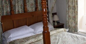 Family Room, Multiple Beds | Bed sheets - OYO Rose & Crown Hotel (Leyburn)