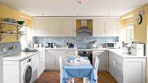 Småhus | Eget kjøkken | Kjøleskap, mikrobølgeovn, ovn og kokeplater