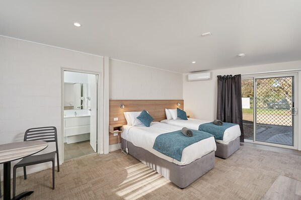 Quarto triplo executivo, várias camas, para não fumantes | Individualmente decorados, individualmente mobiliados, escrivaninha