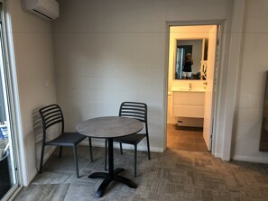 Un baño pequeño y privado con lavamanos y espejo.