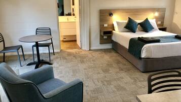 Doppia Executive, 1 letto queen | Area soggiorno | TV LCD 42 pollici con canali digitali, TV